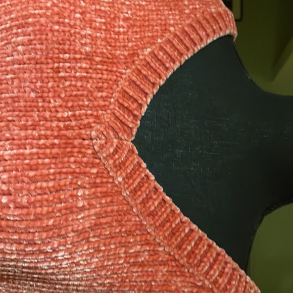 Super soft. Boxy fit. 23” length, v neck, 20” sleeve, 28” pit to pit - Picture 3 of 6